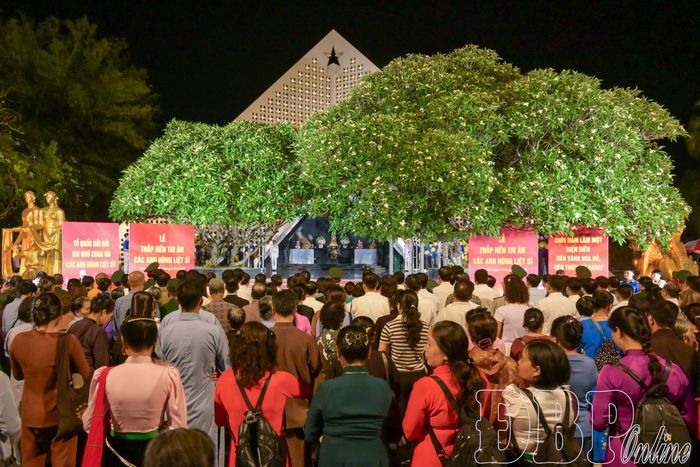 Cùng với các đại biểu, nhiều người dân, du khách cũng vào viếng Nghĩa trang Liệt sĩ quốc gia A1.