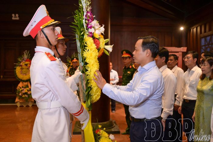 Bí thư Tỉnh ủy Trần Tiến Dũng chỉnh trang vòng hoa trước lễ viếng.