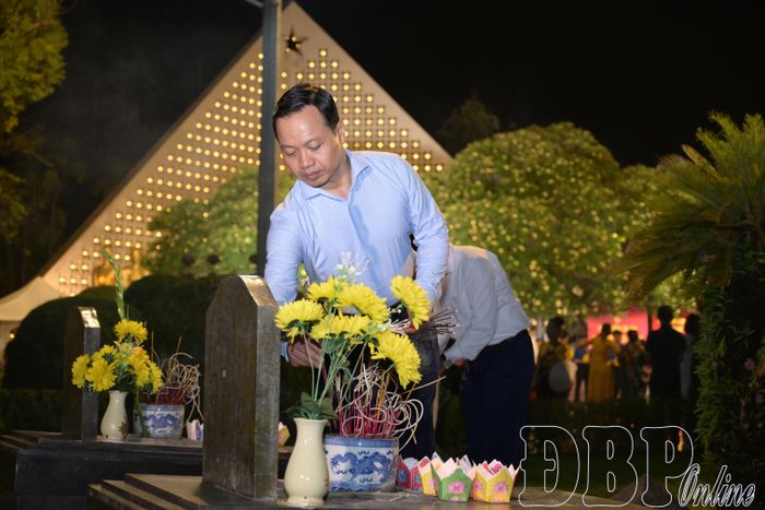 Bí thư Tỉnh ủy Trần Tiến Dũng dâng hương lên phần mộ anh hùng liệt sĩ.