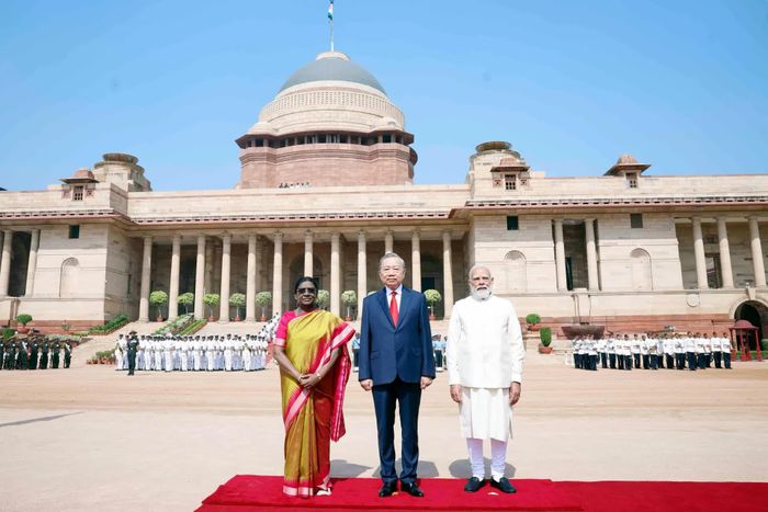 Tổng thống Droupadi Murmu và Thủ tướng Narendra Modi đồng chủ trì Lễ đón trọng thể Tổng Bí thư, Chủ tịch nước Tô Lâm thăm cấp Nhà nước tới Cộng hòa Ấn Độ. Ảnh: TTXVN