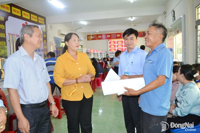 Thành ủy viên, Phó Trưởng ban Tuyên giáo và Dân vận Thành ủy Lê Thị Thái cùng lãnh đạo phường Dầu Giây thăm hỏi người dân đến làm thủ tục tại Trung tâm Phục vụ hành chính công phường Dầu Giây. Ảnh: Phương Hằng