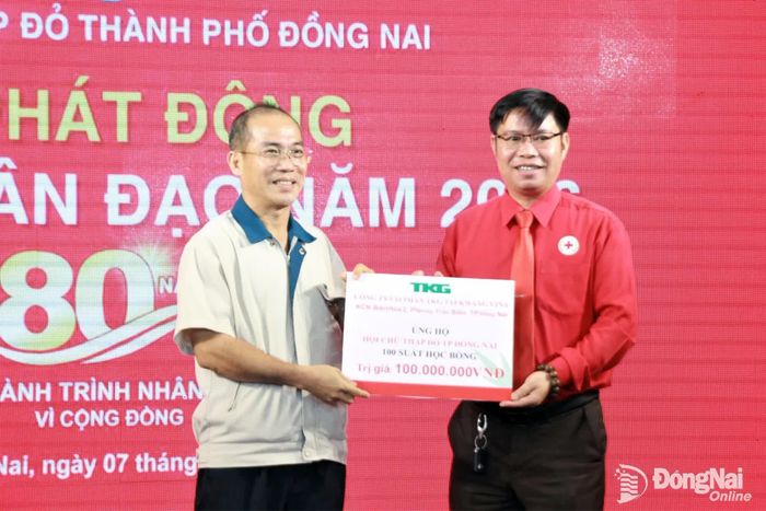 Đại diện doanh nghiệp, tổ chức, cá nhân trao bảng tượng trưng ủng hộ trong Tháng Nhân đạo tại lễ phát động. Ảnh: Nga Sơn