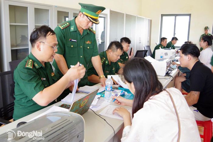 Thượng tá Đoàn Trọng Nghĩa, Phó Chỉ huy trưởng kiêm Tham mưu trưởng Ban Chỉ huy Bộ đội Biên phòng thành phố trực tiếp giám sát các khâu phỏng vấn, phân loại, sàng lọc sau khi bàn giao. Ảnh: Nguyễn Cường