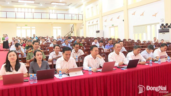 Lãnh đạo các sở, ngành và lãnh đạo Đảng ủy, HĐND, UBND, Ủy ban MTTQ Việt Nam phường Chơn Thành cùng cử tri tham dự buổi tiếp xúc. Ảnh: Đỗ Trình