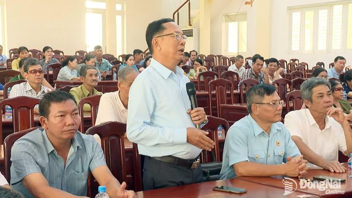 Cử tri phường Chơn Thành phát biểu ý kiến tại buổi tiếp xúc. Ảnh: Đỗ Trình