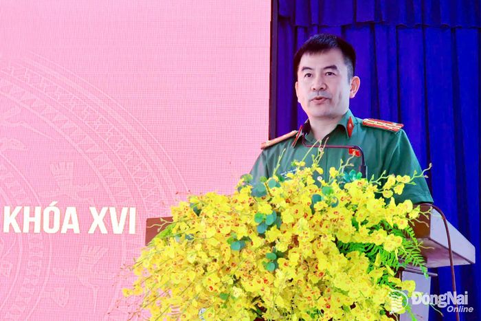 Đại biểu Nguyễn Trung Kiên, đại biểu hoạt động chuyên trách tại Ủy ban Quốc phòng, An ninh và Đối ngoại của Quốc hội trao đổi với cử tri tại hội nghị. Ảnh: Đoàn ĐBQH thành phố