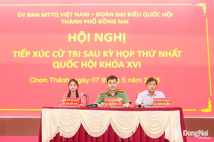 Tổ đại biểu Quốc hội số 5 thành phố Đồng Nai tham dự hội nghị tiếp xúc cử tri phường Chơn Thành. Ảnh: Đỗ Trình