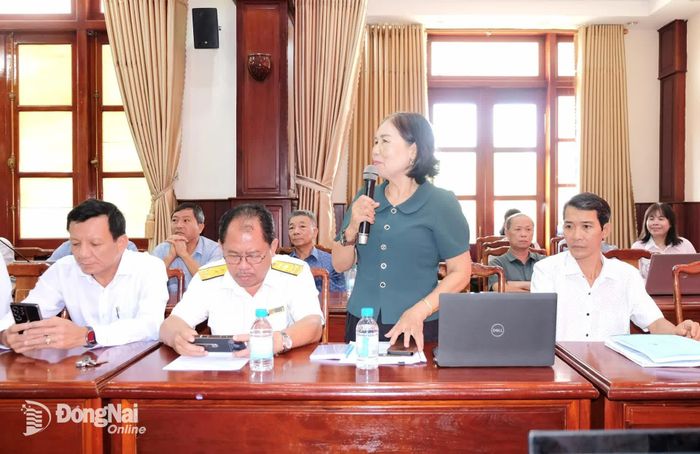Cử tri phường Bình Phước trình bày ý kiến tại buổi tiếp xúc. Ảnh: Quang Xuân