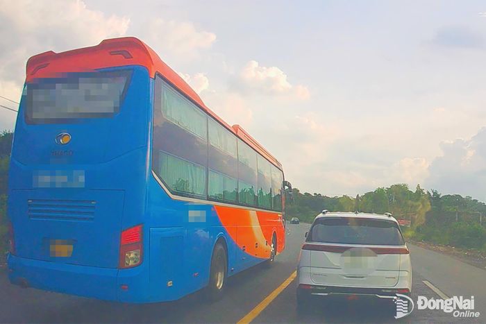 Hình ảnh chiếc xe khách vượt ẩu trên quốc lộ 14. Ảnh: CTV