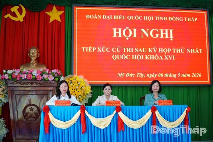 Đại biểu Quốc hội đơn vị số 4 lắng nghe ý kiến của cử tri tại buổi tiếp xúc.