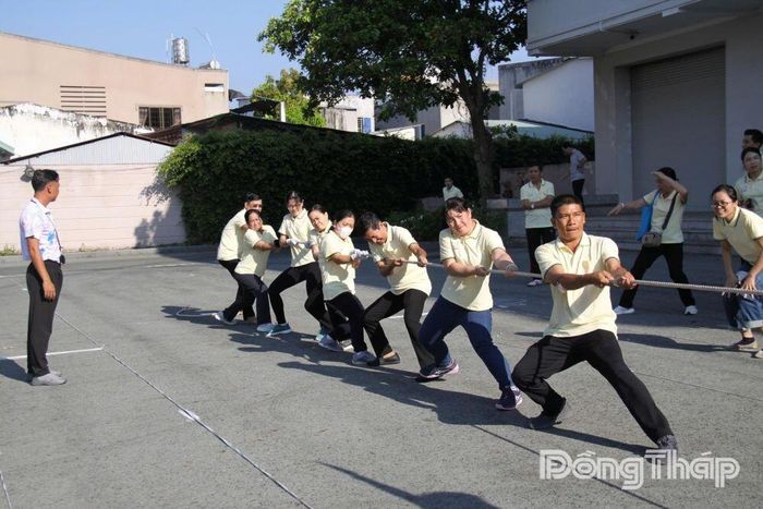 Người lao động tham gia hội thao tại Công ty TNHH MTV Xổ số kiến thiết Tiền Giang.