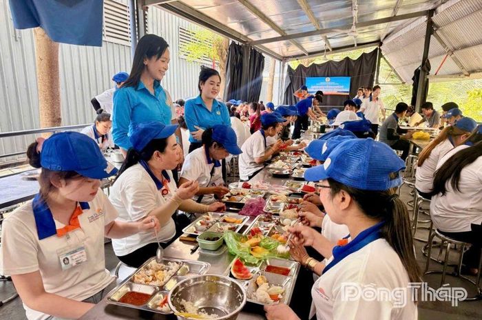 Đoàn viên, người lao động Công ty TNHH may túi xách Thái Dương Đồng Tháp dùng “Bữa cơm Công đoàn”.