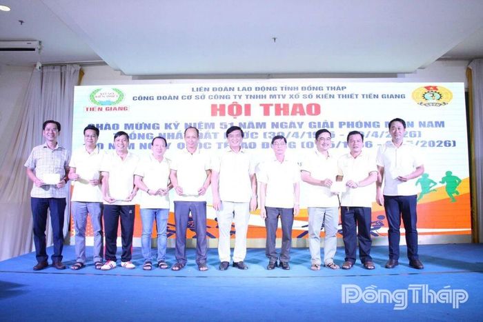 Lãnh đạo Công ty TNHH MTV Xổ số kiến thiết Tiền Giang trao thưởng cho các cán bộ, công nhân viên và người lao động tham gia hội thao.
