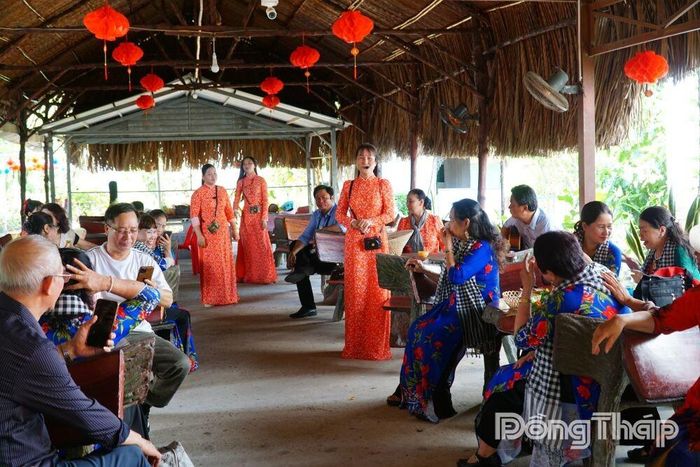 Biểu diễn đờn ca tài tử phục vụ du khách ở Cù lao Thới Sơn, góp phần gìn giữ và phát huy giá trị văn hóa Nam Bộ.
