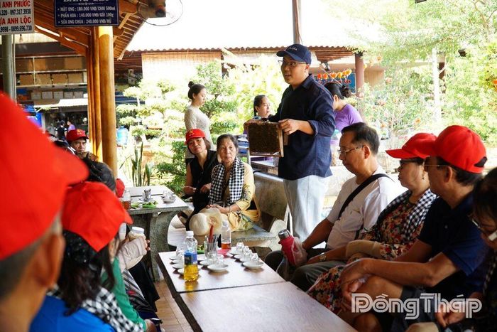 Du khách được giới thiệu quy trình nuôi ong lấy mật – một trong những trải nghiệm đặc trưng của du lịch Thới Sơn.