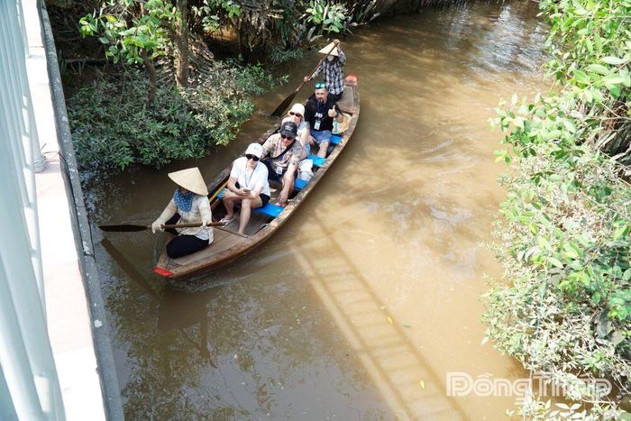 Du khách trải nghiệm đi xuồng tại Cù lao Thới Sơn.