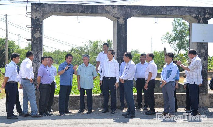 Đoàn khảo sát tại cống Gò Gừa (xã Phú Thành).