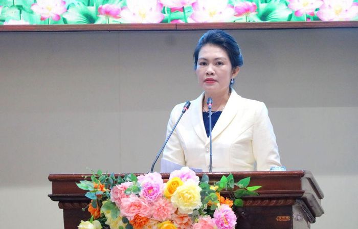 Giám đốc Sở Văn hóa, Thể thao và Du lịch Nguyễn Thị Uyên Trang thông tin về kết quả tăng trưởng khu vực dịch vụ của tỉnh quý I-2026 tại hội nghị.