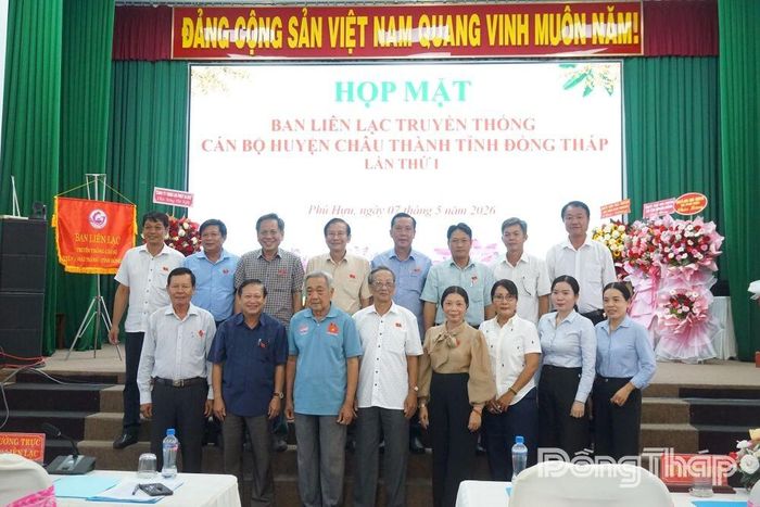 Các đại biểu và thành viên Ban Liên lạc truyền thống cán bộ huyện Châu Thành chụp ảnh lưu niệm tại buổi họp mặt lần thứ I.