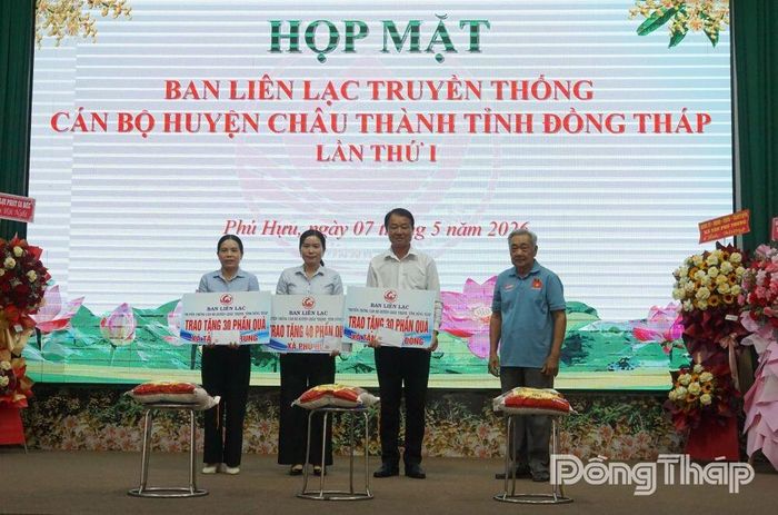 Ban Liên lạc tặng quà an sinh xã hội cho 3 xã Phú Hựu, Tân Nhuận Đông, Tân Phú Trung.