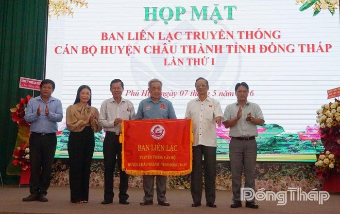 Đại diện lãnh đạo địa phương trao cờ truyền thống cho Ban Liên lạc truyền thống cán bộ huyện Châu Thành.