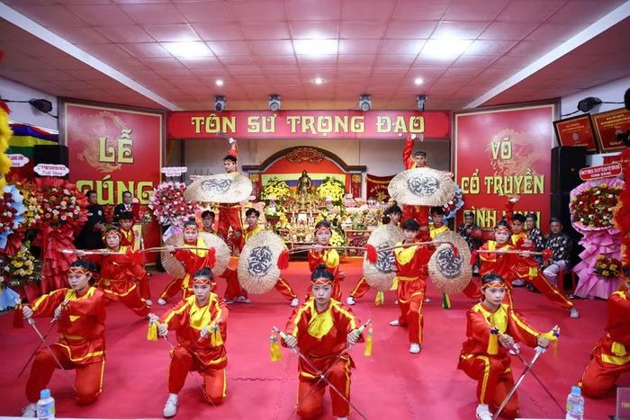 Tiết mục "Hào khí Tây Sơn" do các vận động viên Trung tâm Võ thuật cổ truyền Bình Định biểu diễn. Ảnh: H.V
