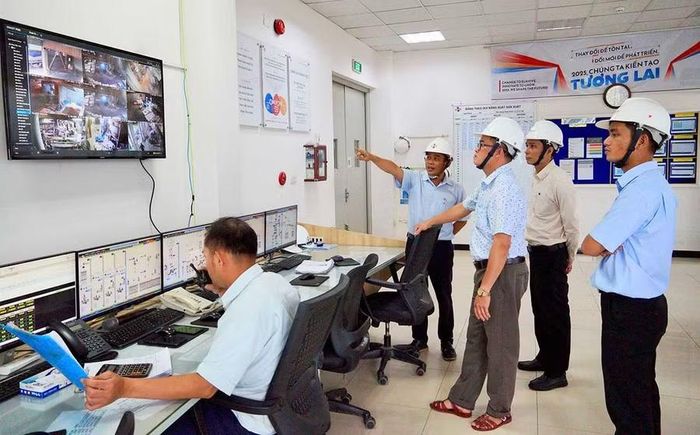  Đoàn kiểm tra liên ngành của tỉnh tiến hành kiểm tra việc chấp hành các quy định pháp luật về an toàn vệ sinh lao động tại Công ty TNHH CJ Vina Agri thuộc Tập đoàn CJ của Hàn Quốc, Khu công nghiệp Nhơn Hòa (phường An Nhơn Nam). Ảnh: N.TÚ 