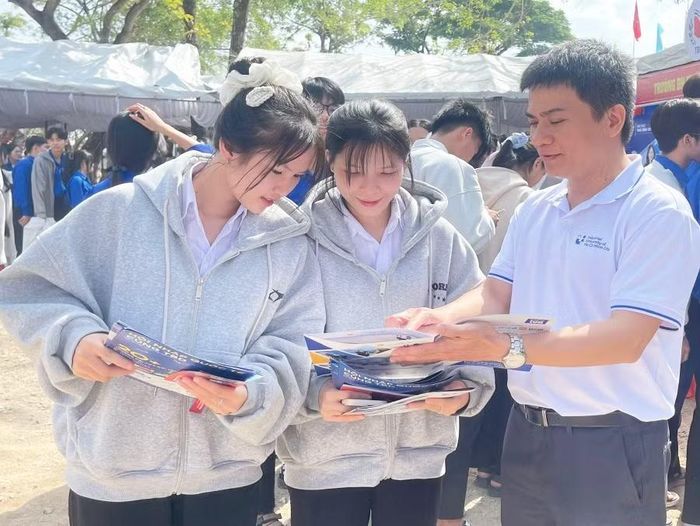 Các trường đại học, cao đẳng quan tâm tổ chức chương trình hướng nghiệp, tư vấn ngành học cho học sinh THPT. Ảnh: H.Đ