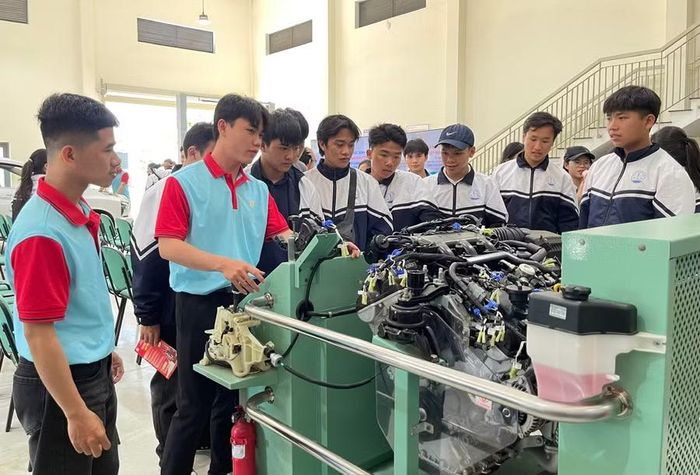 Trường Đại học Quy Nhơn tổ chức hoạt động trải nghiệm thực tế, giúp học sinh các trường THPT hình dung rõ hơn về ngành nghề. Ảnh: H.Đ