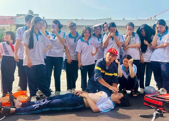  Lực lượng Cảnh sát PCCC và CNCH hướng dẫn cách sơ cấp cứu đối với nạn nhân bị ngạt khói, nước. Ảnh: K.A 
