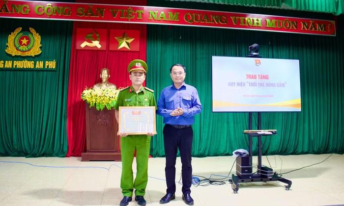 Phó Bí thư Thường trực Tỉnh đoàn Gia Lai Đỗ Đức Thanh (bìa phải) trao bằng khen và huy hiệu “Tuổi trẻ dũng cảm” cho Đại úy Nguyễn Hữu Đạo. Ảnh: Minh Chí