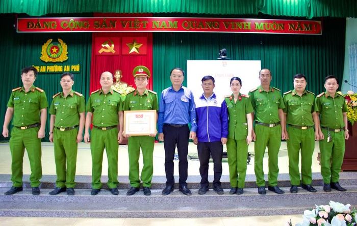 Đại biểu chụp hình lưu niệm với Đại úy Nguyễn Hữu Đạo. Ảnh: Minh Chí