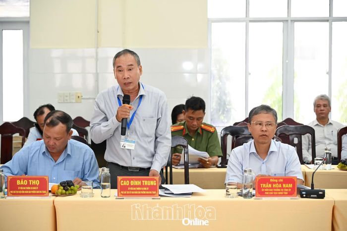Phó Chủ tịch Thường trực UBND phường Nam Nha Trang Cao Đình Trung báo cáo đoàn công tác.