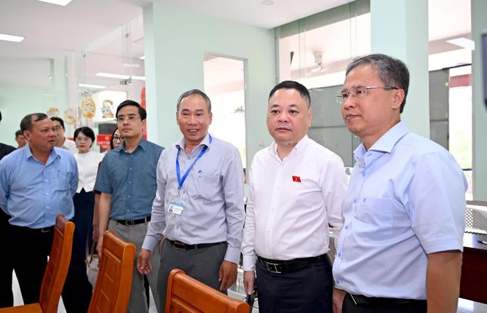 Đoàn công tác khảo sát tại Trung tâm Phục vụ hành chính công phường Nam Nha Trang.