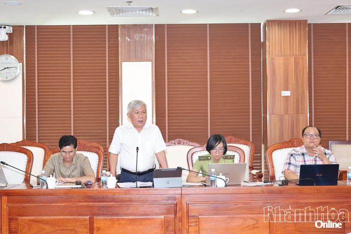 Lãnh đạo Sở Nông nghiệp và Môi trường báo cáo tại cuộc họp.