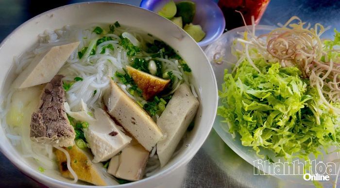 Tô bún cá thơm ngon hấp dẫn thực khách.