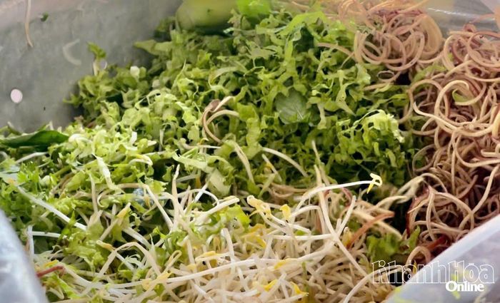 Rau sống ăn kèm với bún cá.