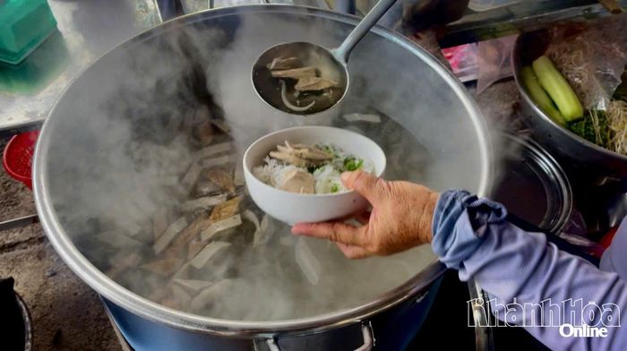 Nồi nước lèo bún cá.