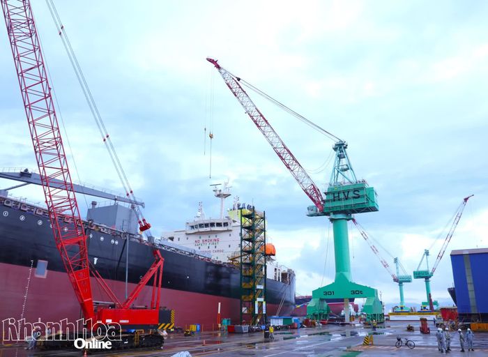 Công nghiệp là 1 trong 4 trụ cột phục vụ mục tiêu tăng trưởng hai con số của tỉnh. (Trong ảnh: Công ty TNHH Đóng tàu HD Hyundai Việt Nam)