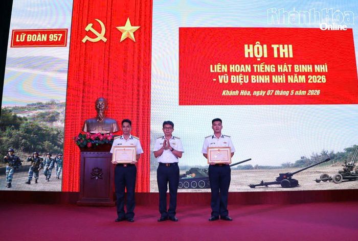 Thượng tá Nguyễn Thành Trung, Chủ nhiệm Chính trị Lữ đoàn 957 trao khen thưởng cho các đội.
