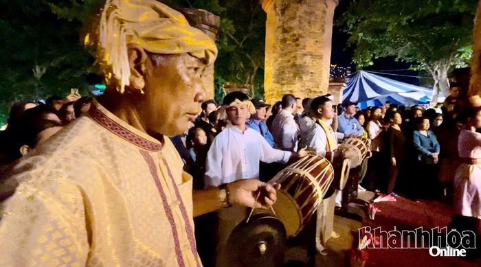 Đội hình nhạc công trong tiết mục múa Chăm.
