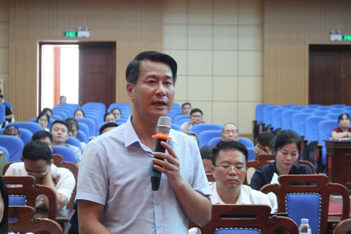 Lãnh đạo UBND xã Nậm Hàng giải đáp các ý kiến của cử tri thuộc thẩm quyền.