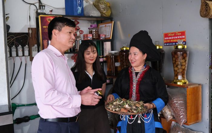 Chị Chẻo Thị Thanh thôn 2 xã Sìn Hồ chia sẻ về quá trình kinh doanh nông sản địa phương trên sàn thương mại điện tử.