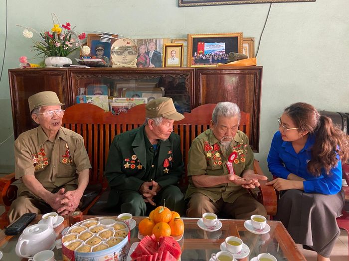 Cựu chiến sĩ Điện Biên (xã Tân Uyên) kể lại những năm tháng cam go, ác liệt nhưng hào hùng của Chiến dịch Điện Biên Phủ cho thế hệ trẻ.