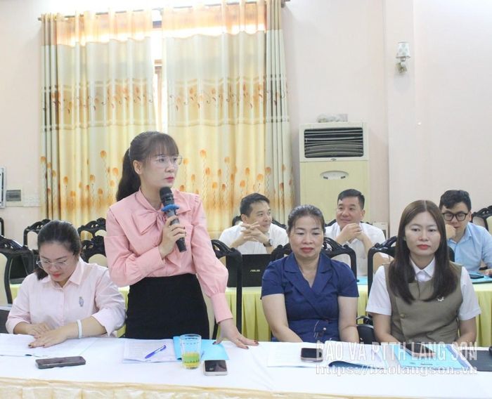 Lãnh đạo Trung tâm Trợ giúp pháp lý Nhà nước tỉnh Tuyên Quang phát biểu thảo luận tại hội nghị