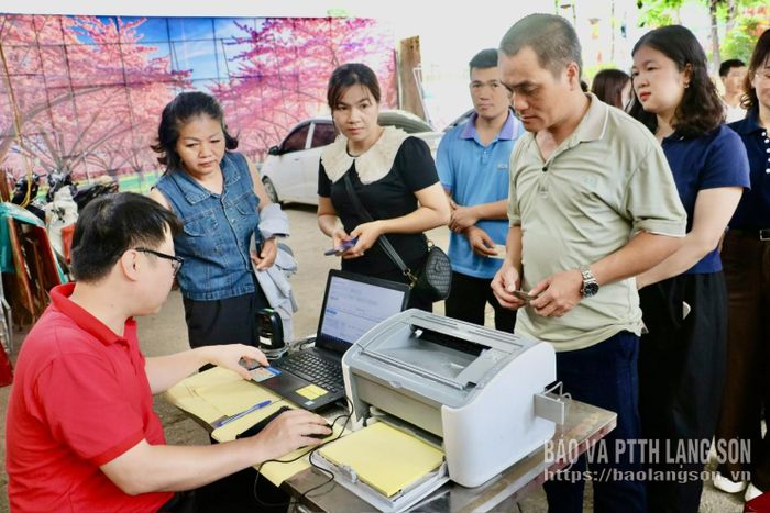 Tình nguyện viên đăng ký hiến máu tại ngày hội