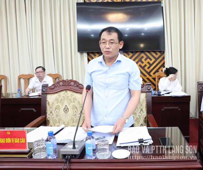 Giám đốc Sở Văn hóa, Thể thao và Du lịch báo cáo, trình bày một số nội dung tại hội nghị