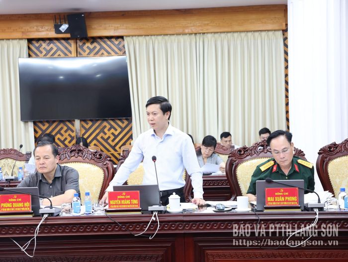 Đồng chí Nguyễn Hoàng Tùng, Ủy viên BTV Tỉnh ủy, Phó Chủ tịch Thường trực Ủy ban MTTQ Việt Nam tỉnh phát biểu tại hội nghị
