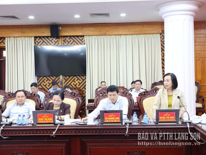 Đồng chí Đoàn Thị Hậu, Phó Bí thư Thường trực Tỉnh ủy, Chủ tịch HĐND tỉnh phát biểu tại hội nghị