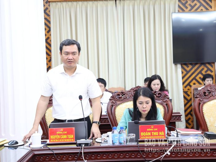 Đồng chí Nguyễn Cảnh Toàn, Phó Bí thư Tỉnh ủy, Chủ tịch UBND tỉnh phát biểu tạihội nghị